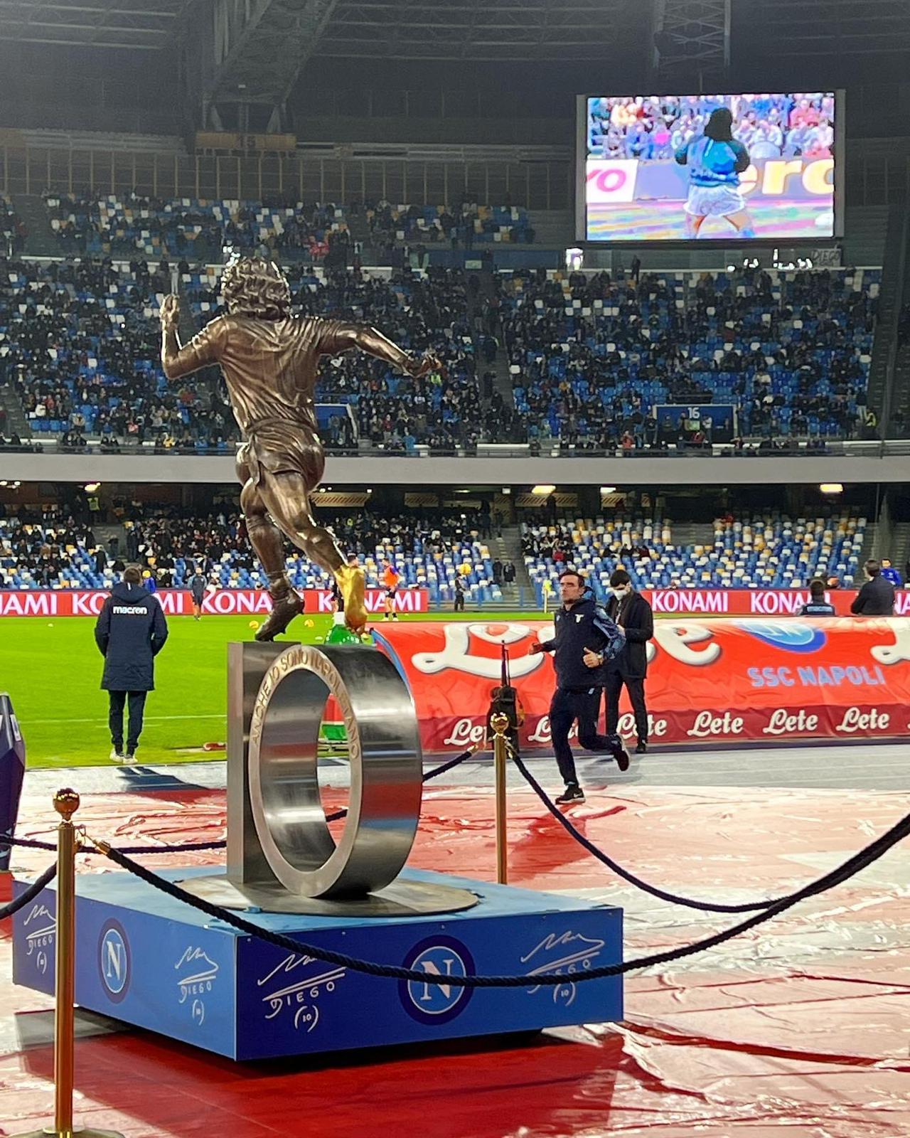 Emozioni e lacrime nel ricordo di Maradona