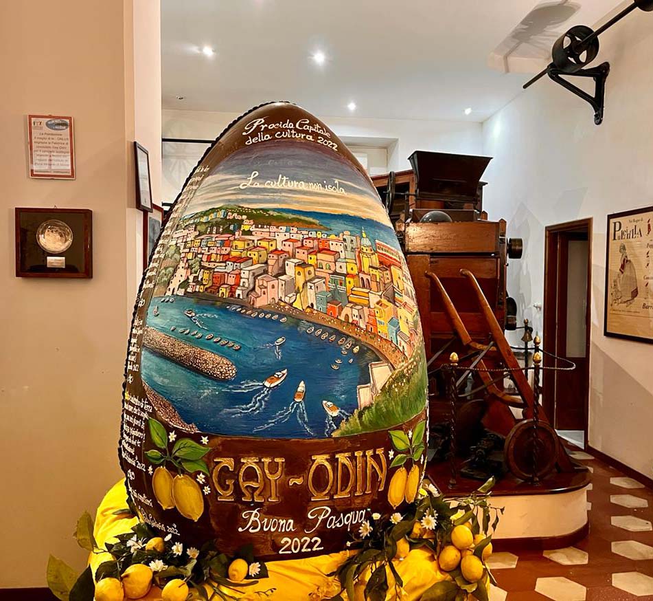 Gay-Odin celebra Procida con un uovo di Pasqua gigante