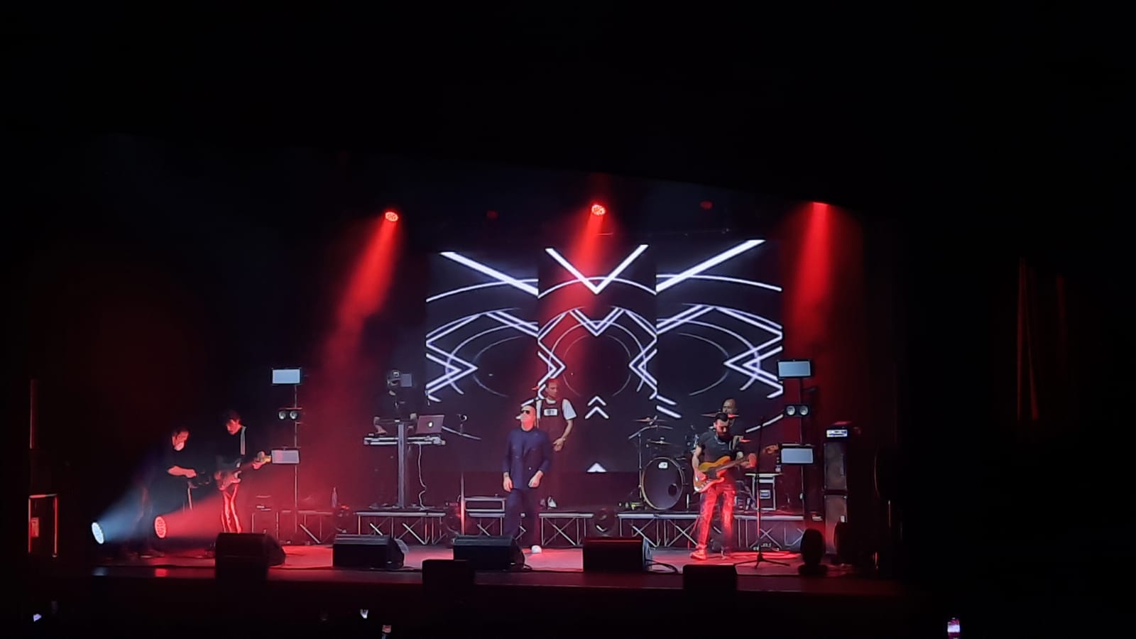 Luci, musica e grinta: Franco Ricciardi show al ‘Teatro Diana’