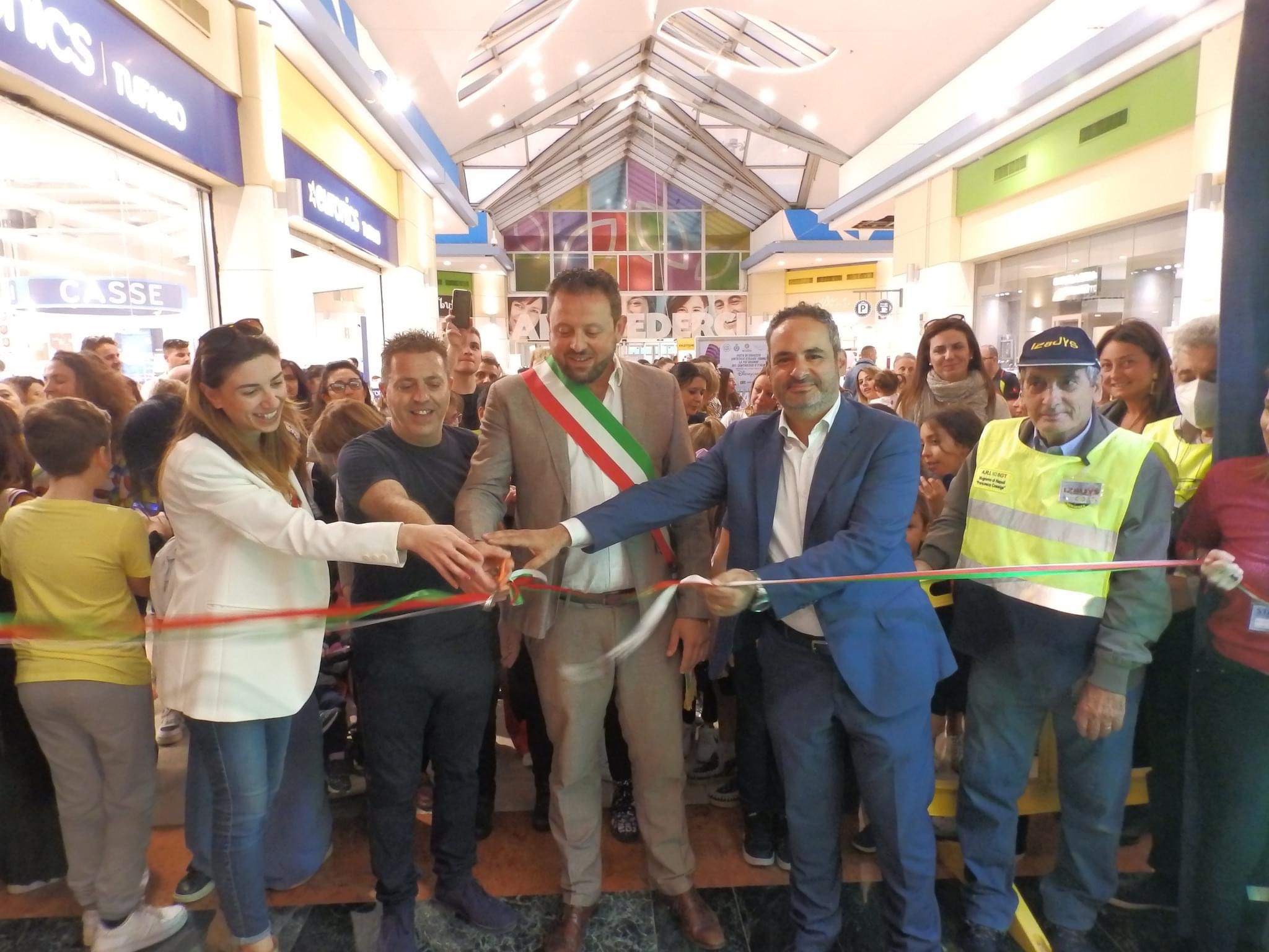 Grande festa a Mugnano di Napoli per la pista di pattinaggio sul ghiaccio
