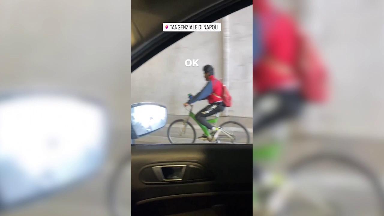 Napoli, uomo in tangenziale pedalando in bicicletta