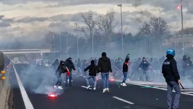 Guerriglia in A1 tra ultrà del Napoli e della Roma