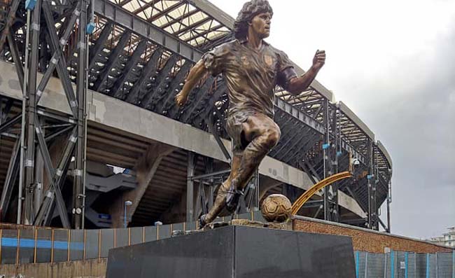 Il Comune di Napoli non vuole più la statua di Maradona