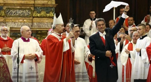 San Gennaro compie il miracolo: il sangue si è sciolto. Festeggia un’intera città