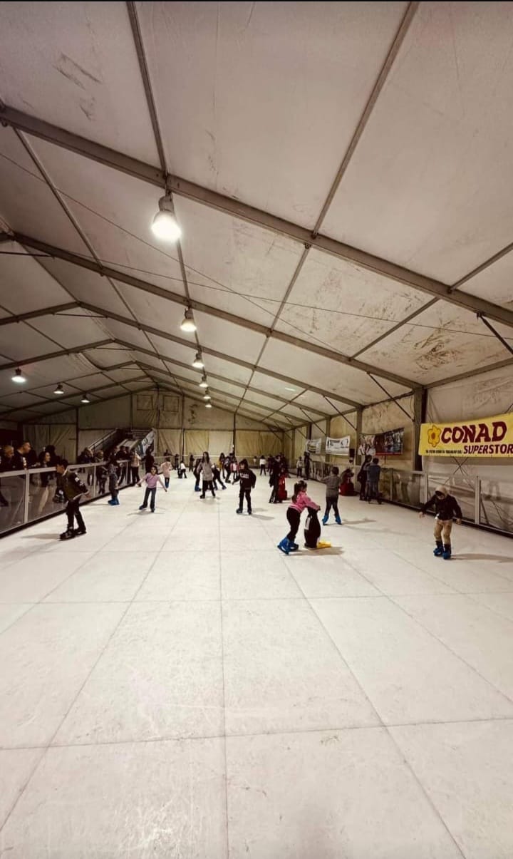 Magico mese di dicembre al Centro Commerciale di Mugnano: Natale di divertimento sulla pista di pattinaggio